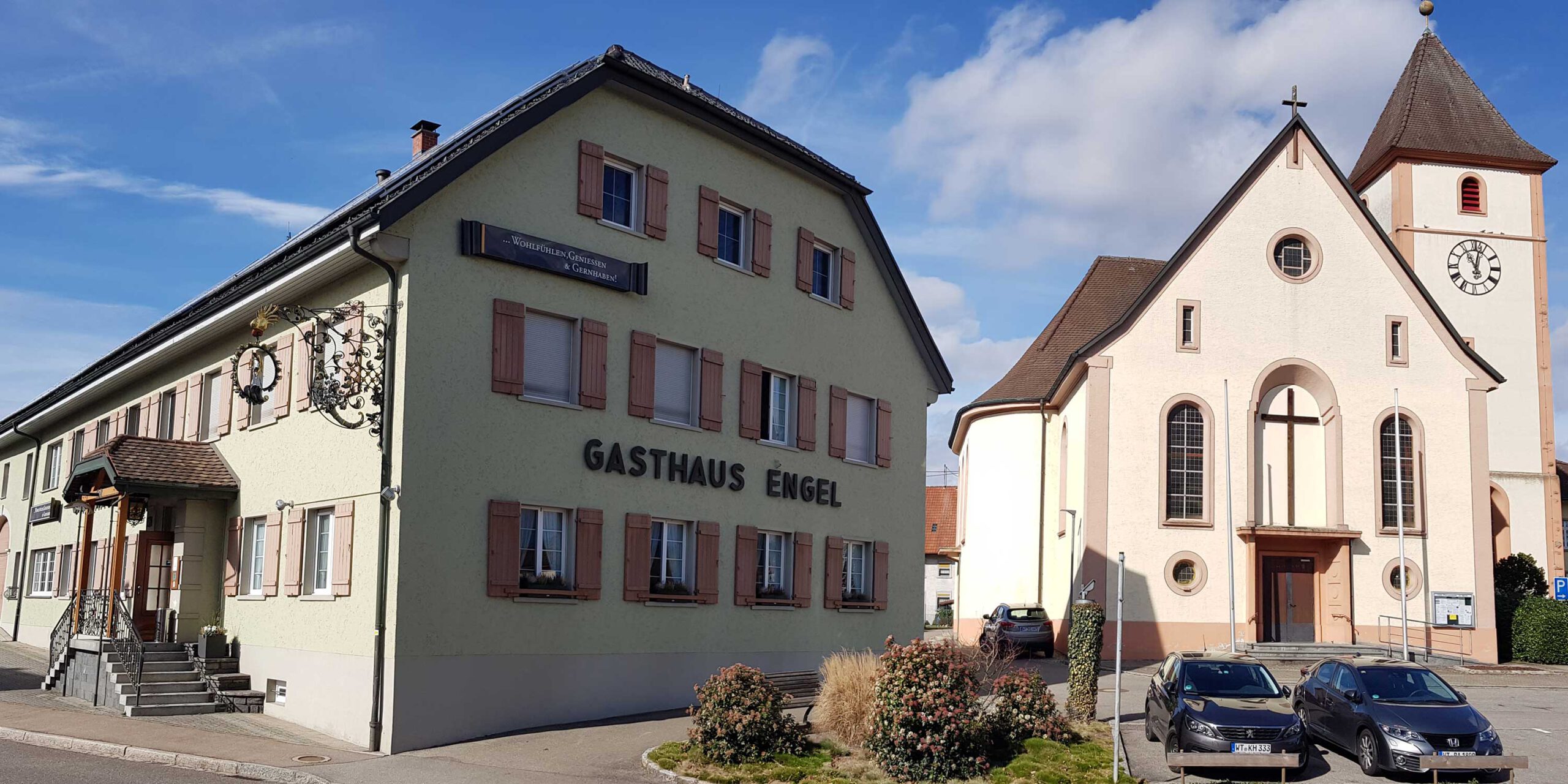 Engel-Kirche_langesBild(08.2019) Ansicht Gasthaus Engel